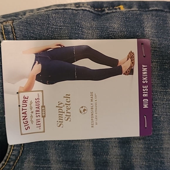 Levi Strauss Mid Rise Skinny Jeans - Picture 3 of 6